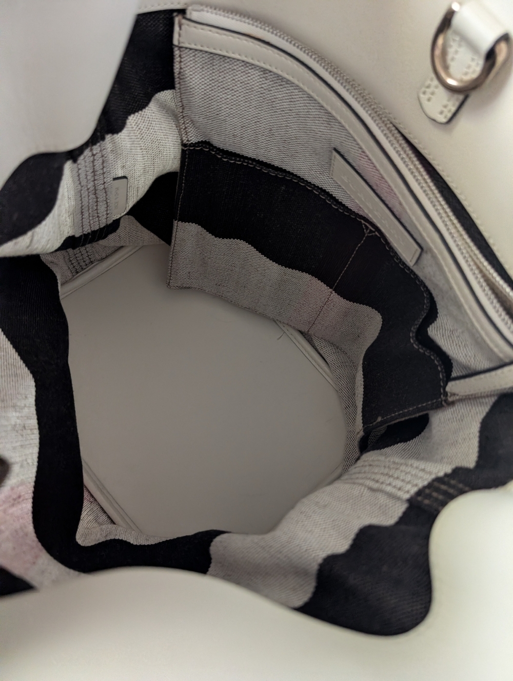 EUC Burberry Ashby Bucket Bag In House Check Canvas and Off-White Calfskin. - Picture 4 of 16